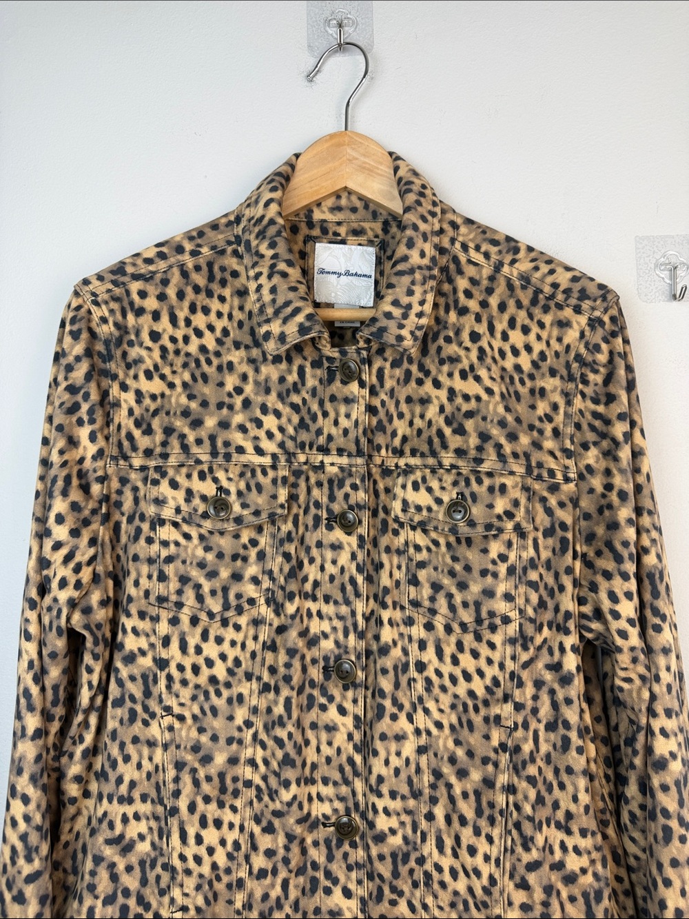 Tommy Bahama Salina Sands Cheetah Print Trucker Jacket in Golden Honey Medium - Picture 4 of 16